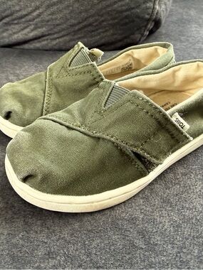 TOMS Kids Canvas Slip-On Sneakers in Olive Green